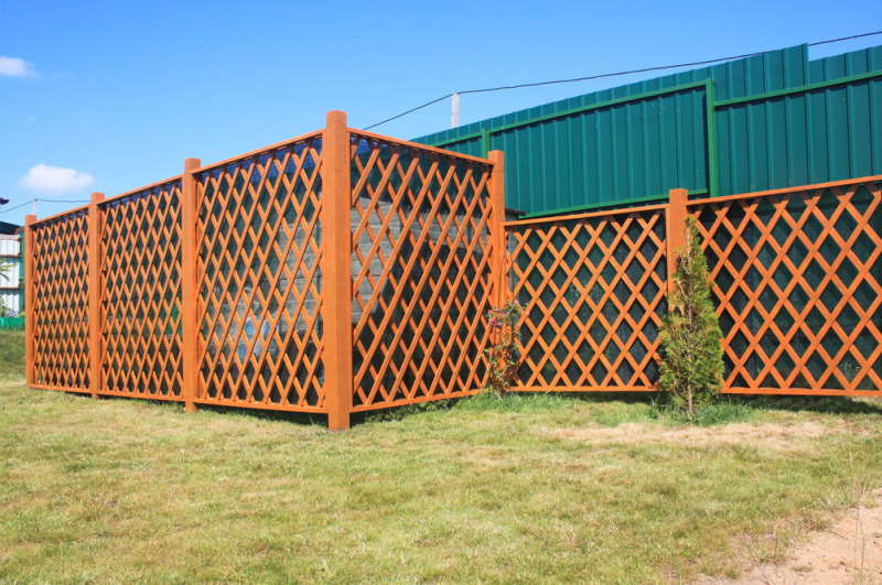 Деревянный забор решетка (шпалера)